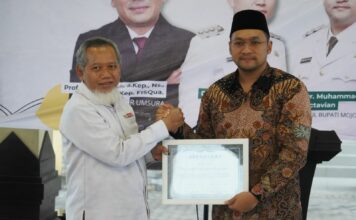 akil Bupati Mojokerto Muhammad Rizal Octavian melepas keberangkatan mahasiswa IMM Surabaya, Umsida, dan Unesa untuk baksos kurban Idul Adha di Pendopo Rumah Dinas Wakil Bupati Mojokerto.