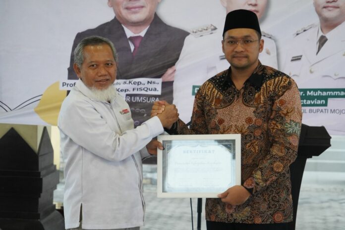 akil Bupati Mojokerto Muhammad Rizal Octavian melepas keberangkatan mahasiswa IMM Surabaya, Umsida, dan Unesa untuk baksos kurban Idul Adha di Pendopo Rumah Dinas Wakil Bupati Mojokerto.