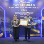 Wali Kota Mojokerto Ning Ita didampingi Kepala Dinas Pendidikan Agung Moeljono Soebagijo menerima penghargaan nasional mutu pendidikan berbasis data.