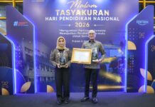 Wali Kota Mojokerto Ning Ita didampingi Kepala Dinas Pendidikan Agung Moeljono Soebagijo menerima penghargaan nasional mutu pendidikan berbasis data.