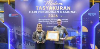 Wali Kota Mojokerto Ning Ita didampingi Kepala Dinas Pendidikan Agung Moeljono Soebagijo menerima penghargaan nasional mutu pendidikan berbasis data.