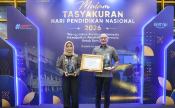 Wali Kota Mojokerto Ning Ita didampingi Kepala Dinas Pendidikan Agung Moeljono Soebagijo menerima penghargaan nasional mutu pendidikan berbasis data.