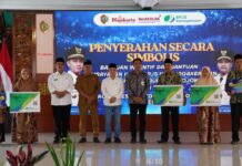 Pemkab Mojokerto kucurkan insentif Rp7,5 miliar untuk 6.000 guru TPQ dan Madin. Bupati Albarraa juga fasilitasi jaminan BPJS Ketenagakerjaan gratis.