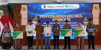 Pemkab Mojokerto kucurkan insentif Rp7,5 miliar untuk 6.000 guru TPQ dan Madin. Bupati Albarraa juga fasilitasi jaminan BPJS Ketenagakerjaan gratis.