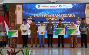 Pemkab Mojokerto kucurkan insentif Rp7,5 miliar untuk 6.000 guru TPQ dan Madin. Bupati Albarraa juga fasilitasi jaminan BPJS Ketenagakerjaan gratis.