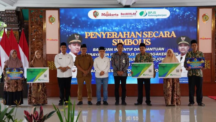 Pemkab Mojokerto kucurkan insentif Rp7,5 miliar untuk 6.000 guru TPQ dan Madin. Bupati Albarraa juga fasilitasi jaminan BPJS Ketenagakerjaan gratis.