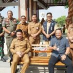 Pemkab Sidoarjo pasang 30 kursi taman baru dari CSR Bank Jatim di Alun-Alun Sidoarjo untuk antisipasi lonjakan pengunjung yang tembus 10 ribu orang