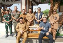Pemkab Sidoarjo pasang 30 kursi taman baru dari CSR Bank Jatim di Alun-Alun Sidoarjo untuk antisipasi lonjakan pengunjung yang tembus 10 ribu orang