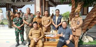 Pemkab Sidoarjo pasang 30 kursi taman baru dari CSR Bank Jatim di Alun-Alun Sidoarjo untuk antisipasi lonjakan pengunjung yang tembus 10 ribu orang