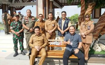 Pemkab Sidoarjo pasang 30 kursi taman baru dari CSR Bank Jatim di Alun-Alun Sidoarjo untuk antisipasi lonjakan pengunjung yang tembus 10 ribu orang
