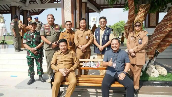 Pemkab Sidoarjo pasang 30 kursi taman baru dari CSR Bank Jatim di Alun-Alun Sidoarjo untuk antisipasi lonjakan pengunjung yang tembus 10 ribu orang