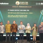 Manajemen PT Pabrik Kertas Tjiwi Kimia Tbk menerima penghargaan 5 STAR dalam ajang TOP CSR Awards 2026 di Hotel Raffles Jakarta.