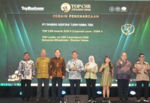 Manajemen PT Pabrik Kertas Tjiwi Kimia Tbk menerima penghargaan 5 STAR dalam ajang TOP CSR Awards 2026 di Hotel Raffles Jakarta.