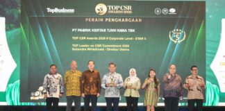 Manajemen PT Pabrik Kertas Tjiwi Kimia Tbk menerima penghargaan 5 STAR dalam ajang TOP CSR Awards 2026 di Hotel Raffles Jakarta.