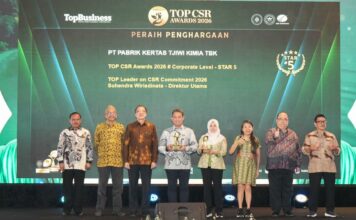 Manajemen PT Pabrik Kertas Tjiwi Kimia Tbk menerima penghargaan 5 STAR dalam ajang TOP CSR Awards 2026 di Hotel Raffles Jakarta.