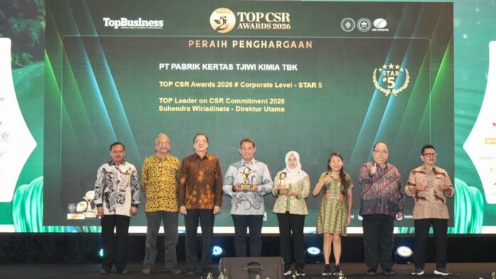 Manajemen PT Pabrik Kertas Tjiwi Kimia Tbk menerima penghargaan 5 STAR dalam ajang TOP CSR Awards 2026 di Hotel Raffles Jakarta.