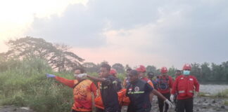 jenazah pria tanpa identitas ditemukan mengapung di Sungai Brantas, Sooko, Mojokerto