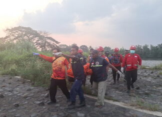 Arus Deras Menyulitkan Evakuasi, Jenazah Pria Berusia 60 Tahun Ditemukan di Dam Sipon Mojokerto jenazah pria tanpa identitas ditemukan mengapung di Sungai Brantas, Sooko, Mojokerto