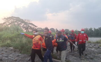 jenazah pria tanpa identitas ditemukan mengapung di Sungai Brantas, Sooko, Mojokerto