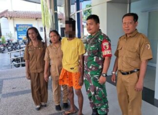 Peduli Kemanusiaan, Babinsa Kodim 0815 Mojokerto Evakuasi Warga ODGJ Kauman ke RS Menur
