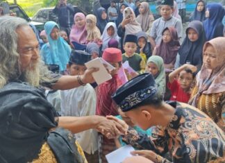 Program Jumat Berkah di Dusun Mojojejer, Desa Pesanggrahan, Kutorejo, Mojokerto, menyalurkan bantuan kepada 100 anak yatim