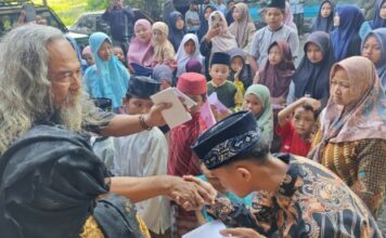 Program Jumat Berkah di Dusun Mojojejer, Desa Pesanggrahan, Kutorejo, Mojokerto, menyalurkan bantuan kepada 100 anak yatim