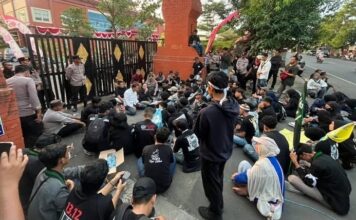 Mahasiswa PMII-HMI Kepung DPRD Mojokerto, Desak Evaluasi Prabowo-Gibran hingga Penutupan Tambang Ilegal