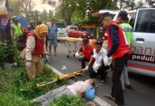 Gara-gara Mengantuk, Pemuda Tabrak ASN SPN Jatim di Jalan Raya Jabon Mojokerto akibat mengantuk, seorang pemuda pengendara Honda Beat menabrak motor ASN SPN Polda Jatim dari belakang di Jalan Raya Jabon, Mojokerto