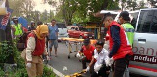 Gara-gara Mengantuk, Pemuda Tabrak ASN SPN Jatim di Jalan Raya Jabon Mojokerto akibat mengantuk, seorang pemuda pengendara Honda Beat menabrak motor ASN SPN Polda Jatim dari belakang di Jalan Raya Jabon, Mojokerto