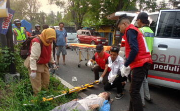 akibat mengantuk, seorang pemuda pengendara Honda Beat menabrak motor ASN SPN Polda Jatim dari belakang di Jalan Raya Jabon, Mojokerto