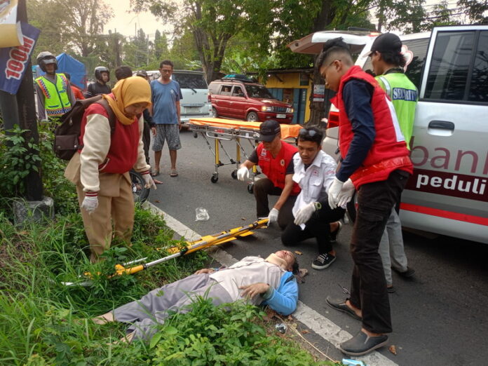 akibat mengantuk, seorang pemuda pengendara Honda Beat menabrak motor ASN SPN Polda Jatim dari belakang di Jalan Raya Jabon, Mojokerto