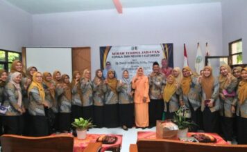 Kepala SMAN 1 Kutorejo Slamet Hariadi saat serah terima jabatan dan persiapan layanan SPMB Tahun Ajaran 2026/2027.
