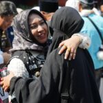 222 Jemaah Haji Kota Mojokerto Pulang Lengkap, Wali Kota Sambut Langsung di Masjid Darul Amanah Sebanyak 222 jemaah haji Kota Mojokerto yang tergabung dalam Kloter 60 kembali dari Tanah Suci dan disambut langsung Wali Kota Ning Ita di Masjid Darul Amanah.