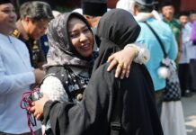 222 Jemaah Haji Kota Mojokerto Pulang Lengkap, Wali Kota Sambut Langsung di Masjid Darul Amanah Sebanyak 222 jemaah haji Kota Mojokerto yang tergabung dalam Kloter 60 kembali dari Tanah Suci dan disambut langsung Wali Kota Ning Ita di Masjid Darul Amanah.