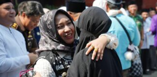 222 Jemaah Haji Kota Mojokerto Pulang Lengkap, Wali Kota Sambut Langsung di Masjid Darul Amanah Sebanyak 222 jemaah haji Kota Mojokerto yang tergabung dalam Kloter 60 kembali dari Tanah Suci dan disambut langsung Wali Kota Ning Ita di Masjid Darul Amanah.