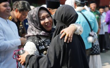 222 Jemaah Haji Kota Mojokerto Pulang Lengkap, Wali Kota Sambut Langsung di Masjid Darul Amanah Sebanyak 222 jemaah haji Kota Mojokerto yang tergabung dalam Kloter 60 kembali dari Tanah Suci dan disambut langsung Wali Kota Ning Ita di Masjid Darul Amanah.