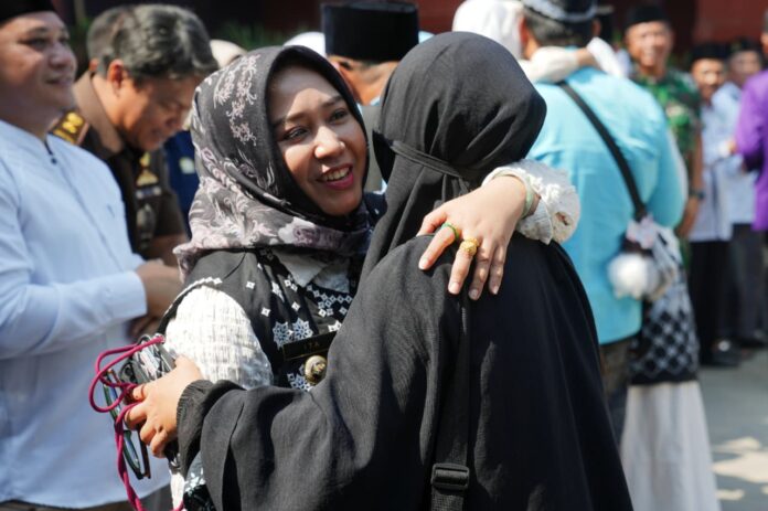 Sebanyak 222 jemaah haji Kota Mojokerto yang tergabung dalam Kloter 60 kembali dari Tanah Suci dan disambut langsung Wali Kota Ning Ita di Masjid Darul Amanah.
