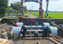 Proyek Jembatan Perintis Garuda Tahap V di Sumbertebu, Bangsal, Mojokerto dikebut TNI dan warga