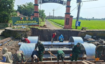 Proyek Jembatan Perintis Garuda Tahap V di Sumbertebu, Bangsal, Mojokerto dikebut TNI dan warga