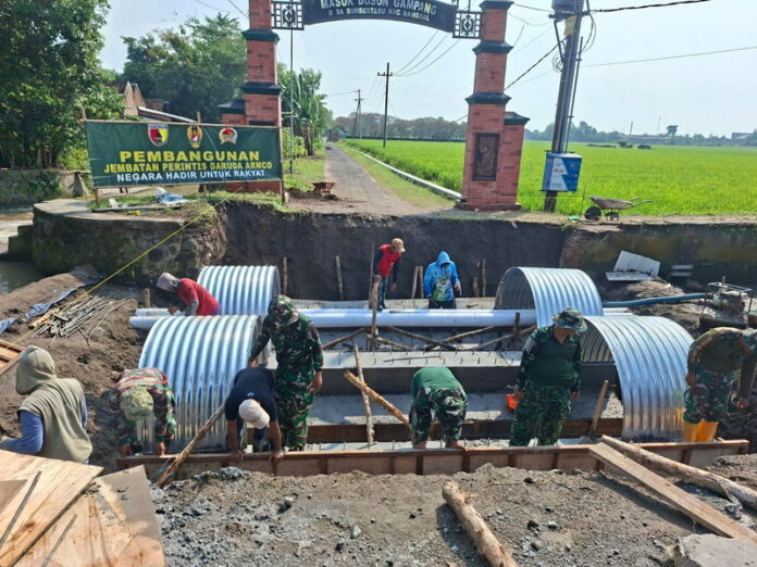 Proyek Jembatan Perintis Garuda Tahap V di Sumbertebu, Bangsal, Mojokerto dikebut TNI dan warga