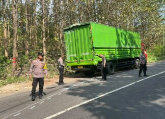 Duka di Alas Kemlagi, Honda Scoopy dan Truk Terlibat Tabrakan Maut
