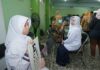 Petugas kesehatan melakukan pemeriksaan peserta Program Cek Kesehatan Gratis (CKG) di Kota Mojokerto sebagai upaya deteksi dini penyakit bagi masyarakat.