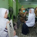 Petugas kesehatan melakukan pemeriksaan peserta Program Cek Kesehatan Gratis (CKG) di Kota Mojokerto sebagai upaya deteksi dini penyakit bagi masyarakat.