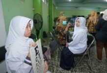 Petugas kesehatan melakukan pemeriksaan peserta Program Cek Kesehatan Gratis (CKG) di Kota Mojokerto sebagai upaya deteksi dini penyakit bagi masyarakat.
