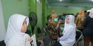 Petugas kesehatan melakukan pemeriksaan peserta Program Cek Kesehatan Gratis (CKG) di Kota Mojokerto sebagai upaya deteksi dini penyakit bagi masyarakat.