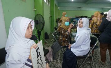 Petugas kesehatan melakukan pemeriksaan peserta Program Cek Kesehatan Gratis (CKG) di Kota Mojokerto sebagai upaya deteksi dini penyakit bagi masyarakat.