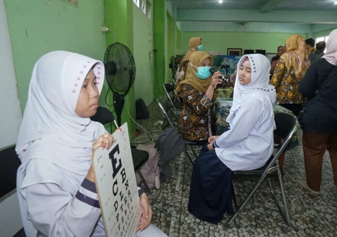 Petugas kesehatan melakukan pemeriksaan peserta Program Cek Kesehatan Gratis (CKG) di Kota Mojokerto sebagai upaya deteksi dini penyakit bagi masyarakat.