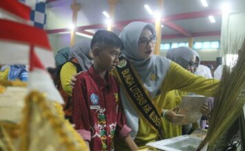 Pemkab Mojokerto Salurkan Beasiswa Rp421,7 Juta dan Luncurkan Buku Literasi Anak pada HAN 2026