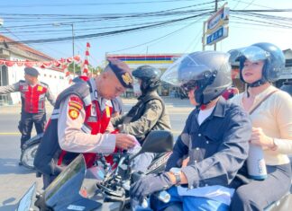 Polres Mojokerto Bagikan Bendera Merah Putih Gratis Jelang HUT ke-81 RI