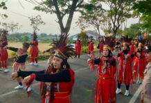 Karnaval Budaya Kembangbelor Tampilkan Ragam Kreasi, Polsek Pacet Kawal hingga Malam